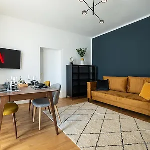 Bright Stylish With A Huge Terrace In A Location Apartment