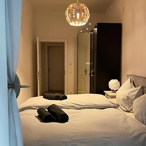 Quiet Next To Belvedere & Central Station Apartment